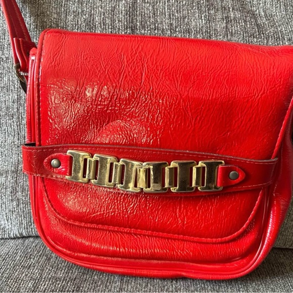 💋Vintage Red Purse w Gold Hardware & Shoulder Strap - Picture 4 of 10